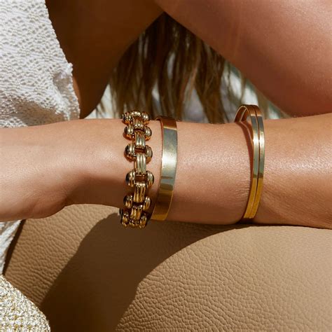 ARMS OF EVE – Common Circus