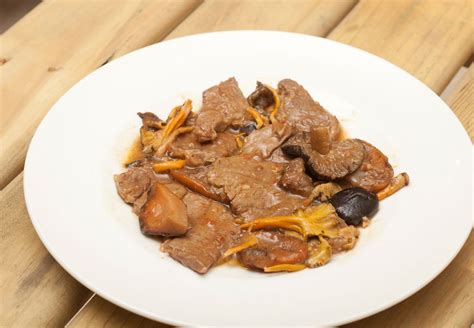 Fricandó de vedella amb bolets | Recepta fàcil de carn
