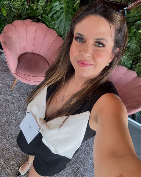 “Seja a sua própria inspiração. Valorize-se, ame-se e nunca esqueça do seu valor.” . #