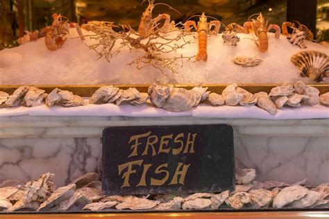 Fischköpfe in einem Fischgeschäft am Danilovsky Market in Moskau ...