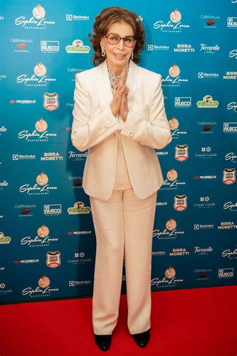 Sophia Loren's Recovery from Fall 'Going Well,' Says Manager