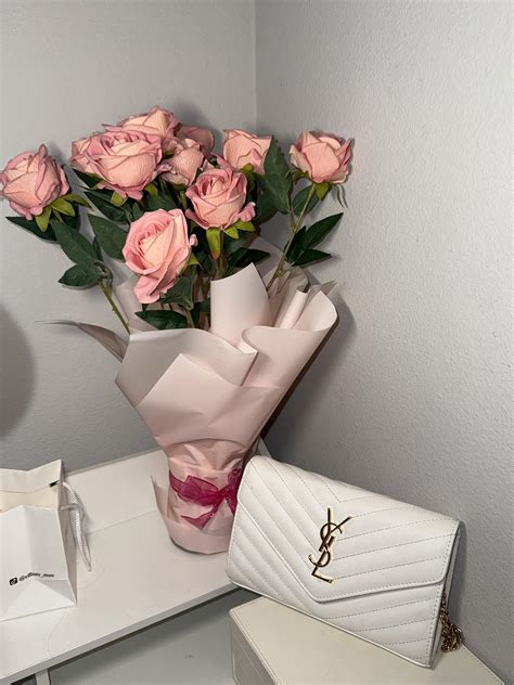 Eri - Rosas rosas mis favoritas!! 🩷🤍🩷🤍 | Facebook