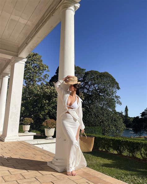 Lovely in White : r/ellacervetto