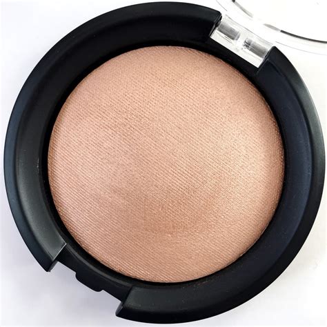 ESSENCE Pure Nude Highlighter - Be My Highlight 01 - dazzle 'n' sparkle