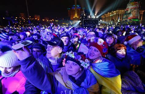 Новый год на Майдане Независимости встретили десятки тысяч человек ...