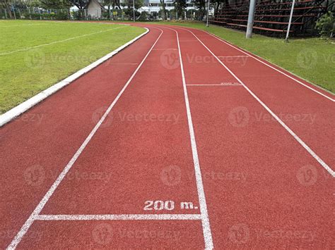 el corriendo pista dentro un fútbol americano estadio es por lo general