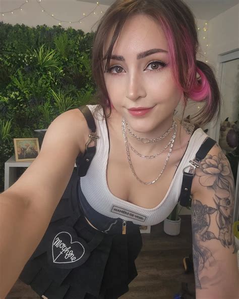 Luxlo | Didn't realize til after this outfit kinda gave Tifa Lockhart