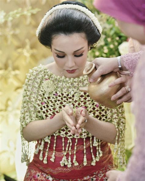 oleh Ade Safrina di Mitoni, 7 Bulan Kehamilan | Lipstik, Merah