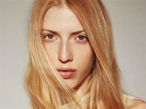 Vogue editors explain why medium hair styles for women remain king 32