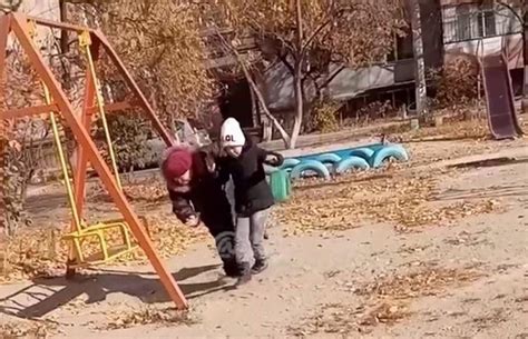 Бабушка на детской площадке кричала и толкала внучку, которая не хотела ...