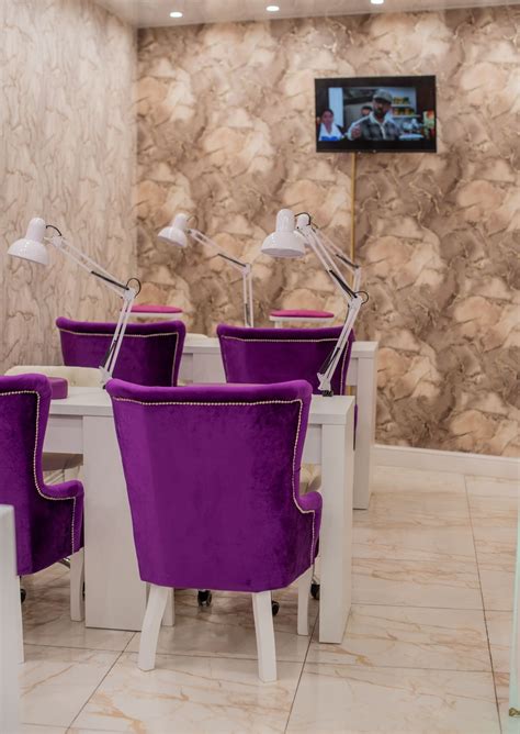 Маникюр и педикюр у метро Парк культуры | студия CITY NAILS