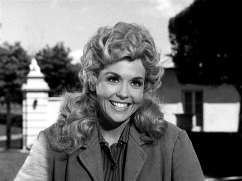 Donna Douglas, atriz americana conhecida pelo papel de Elly May