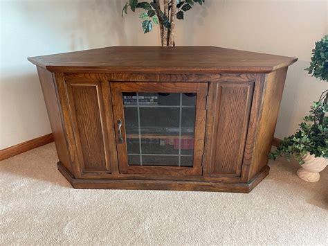 WOODEN CORNER CABINET - Cornerbids