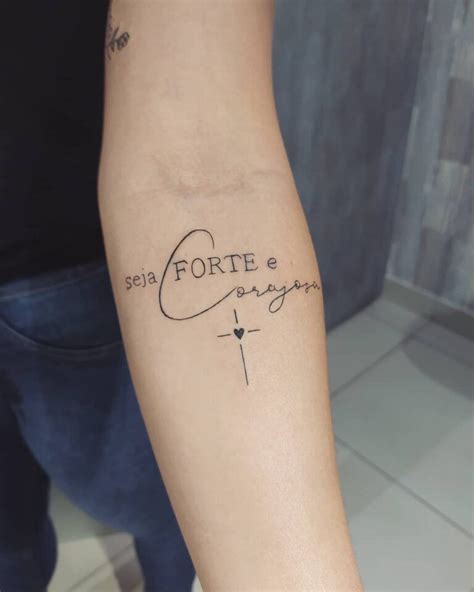 Tattoo Seja Forte E Corajoso - Seja forte e corajosa: 40 opções de tatuagem com a frase bíblica ...