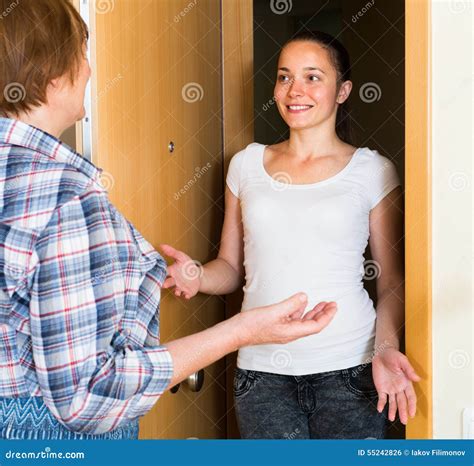 Netter Gruß Von Zwei Frauen an Der Tür Stockfoto - Bild von innere