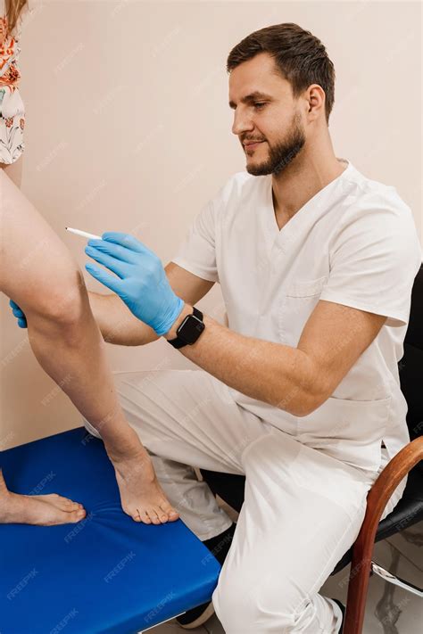 Premium Photo | The vascular surgeon is marking leg veins Vein markup