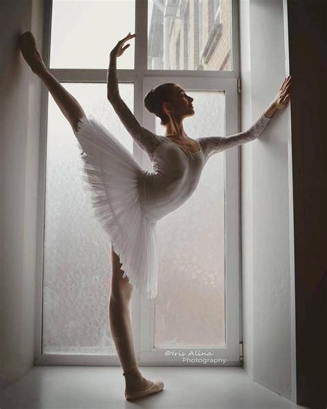 Pin by Josefina Kubova on BALLETT & TANZ | Dance photography poses ...