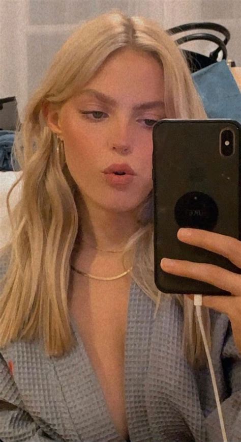25 Renee Rapp Aesthetic Brilliance : Renee Rapp Phone Selfie Capture ...