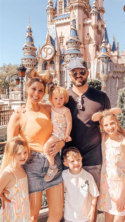 Janelle McAloon | Nellesworld | It’s giving Disney adult 💁‍♀️🤣 #