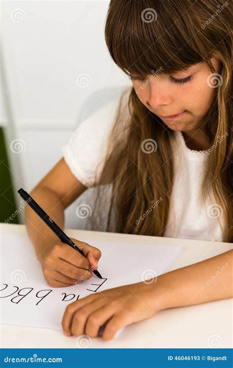 Como Se Escreve Meninas - Menina Que Escreve O Alfabeto De ABC Imagem de Stock - Imagem de escola ...