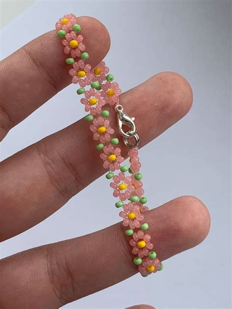Браслет с цветочками | Diy bracelets patterns, Bead jewellery, Handmade ...