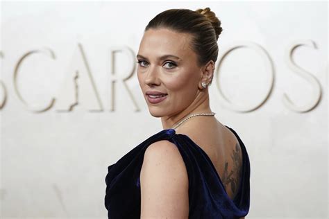 Scarlett Johansson se viste de diva de Hollywood para la alfombra roja