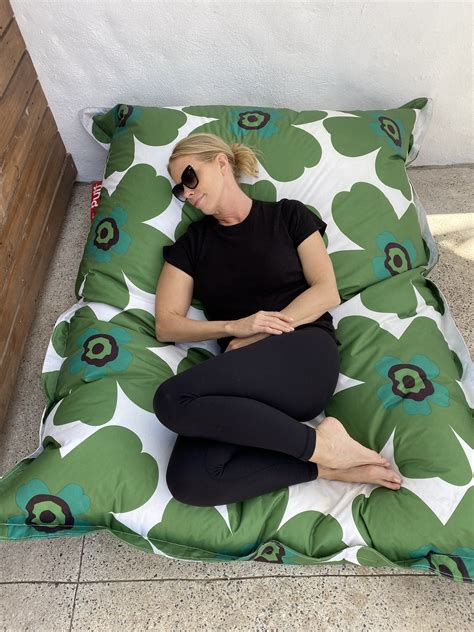 Cheryl Hines : r/celeb_barefoot