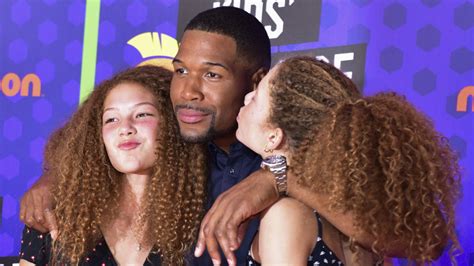 GMA's Michael Strahan's teen daughters reunite for very pouty new photo ...