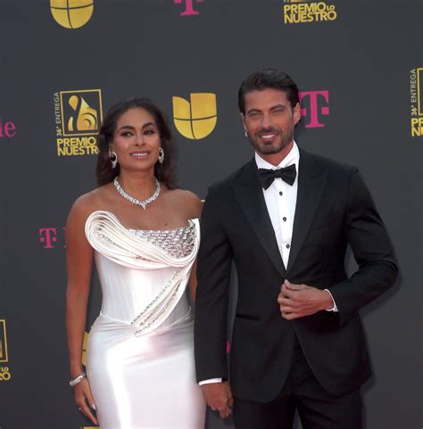 Galilea Montijo y su novio Isaac Moreno presumen su amor en España - El