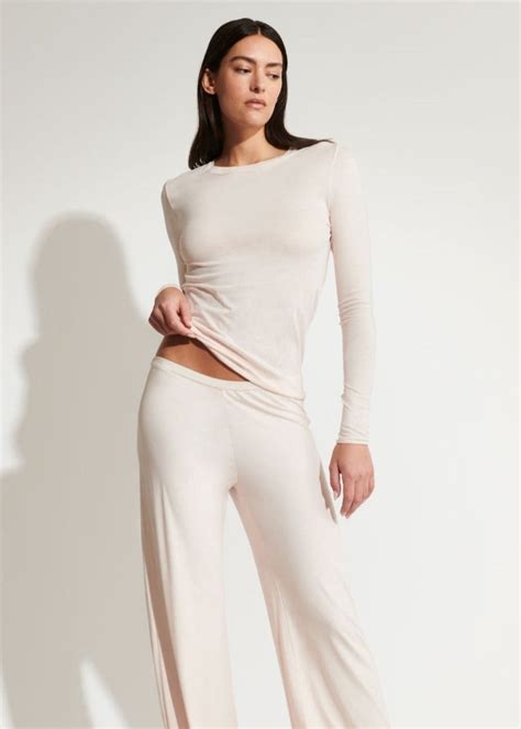 essentials - tops – Skin. Addressing the body.