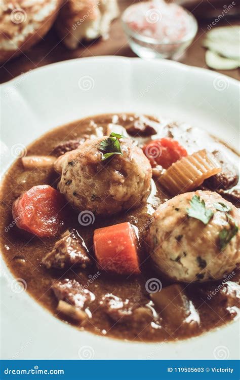 Традиционное скандинавское тушёное мясо оленины с беконом и луком Dumpl ...