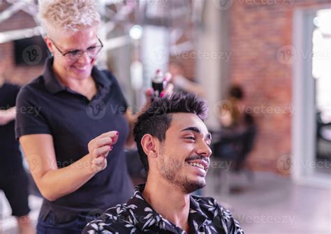 Salão De Cabelo Masculino - cabeleireiro profissional está cortando o cabelo masculino no salão de ...