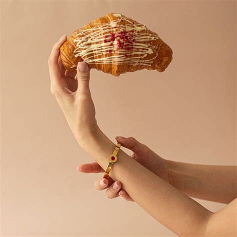 Круассан. Браслет с красным камнем | Home appliances, Hand fan