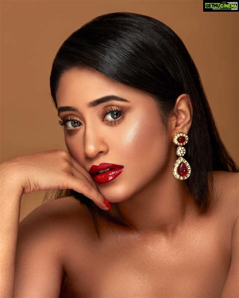 shivangi joshi instagram mua concept  curated