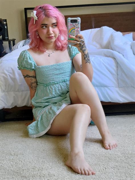 I'm a lil sweetheart 💗 : r/mirrorfeet