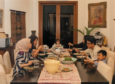 iftar   city  pause  gathering  ritual manual jakarta