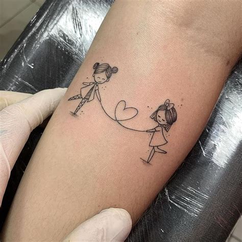 Traço Fino Tatuagem Mãe E Filha Delicada - 💀Flay Costa 🖤 on Instagram: "Mãe fazendo uma linda homenagem para suas ...