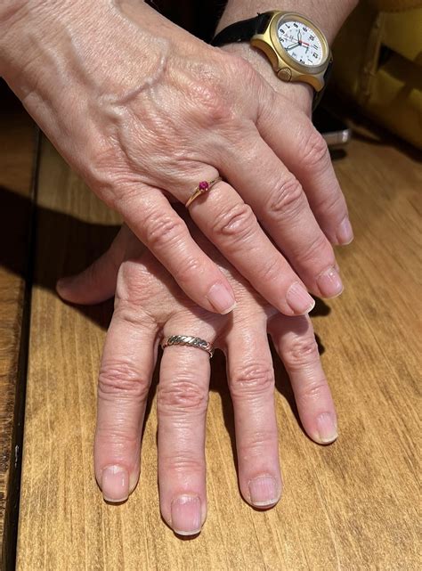 When should a widow stop wearing her wedding ring | Honestweddingadvice.com