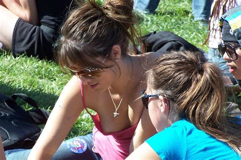 Real Downblouse Nipslip: Downblouse in Public