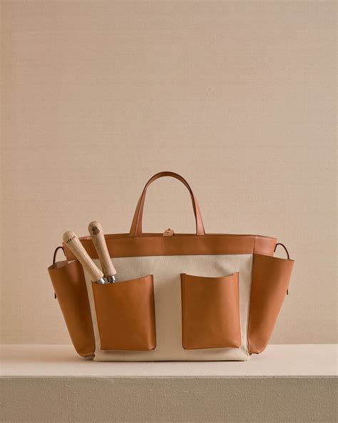 Mark Cross reflects a rich heritage of American luxury lifestyle.