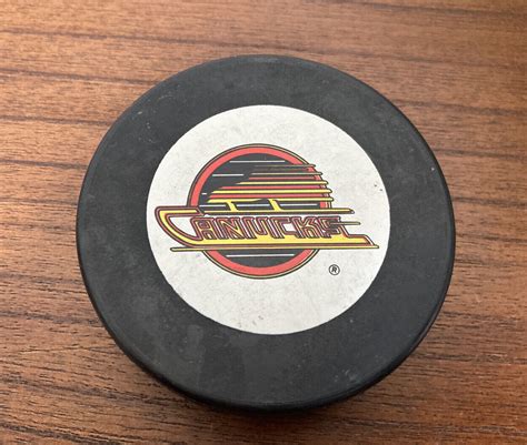 VANCOUVER CANUCKS VINTAGE NHL INGLASCO VEGUM MFG. OFFICIAL HOCKEY PUCK ...