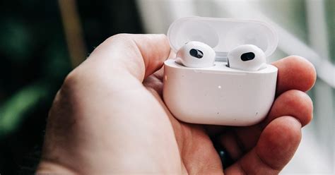 AirPods touch controls: all models | ITIGIC