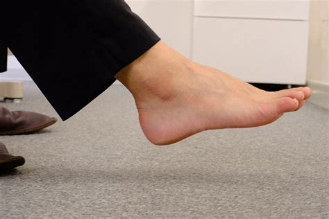 【捻挫】や足の痛み、むくみ、重い、足首の硬さを早く治す！寝ながらできるふくらはぎの筋肉を伸ばすストレッチ運動！よくひねる人必見！ - 中川 ...