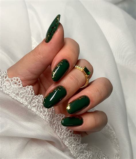 50 Elegant Green And Gold Nails For Any Occasion