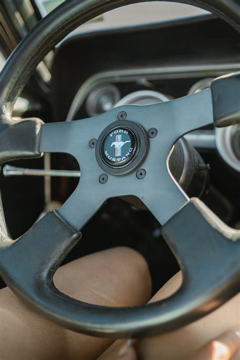 A steering wheel and a steering wheel in a car · Free Stock Photo