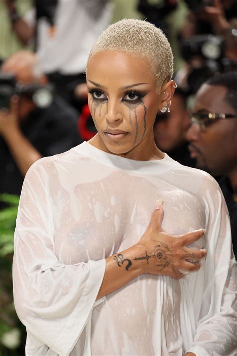 Doja Cat a fait tourner les têtes avec de fausses larmes au gala Met