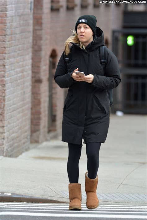 Kaley Cuoco Celebrity American Posing Hot Babe Influencer - Famous And Nude