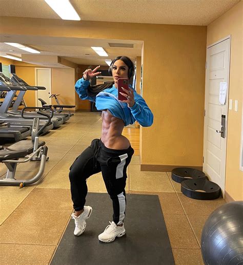Yarishna Ayala : r/musclegirlsflexing