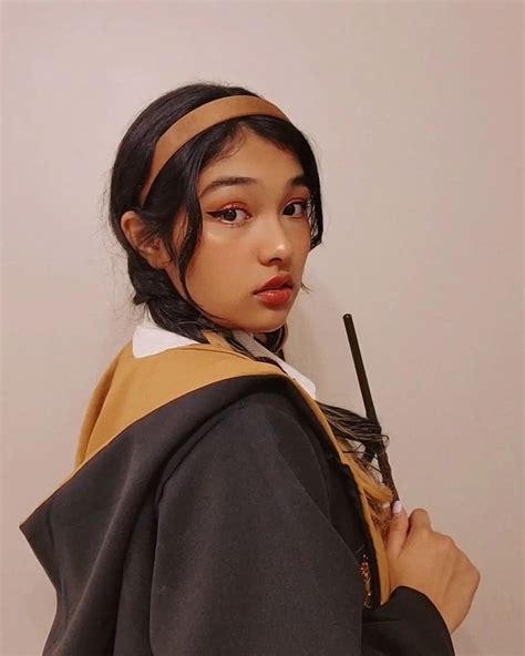 Hufflepuff girl | Hufflepuff, Hufflepuff outfit, Cosplay