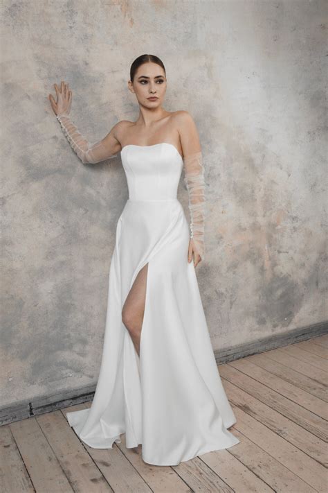 Tulle wedding dress with corset satin bodice | Beachweddingtips.com